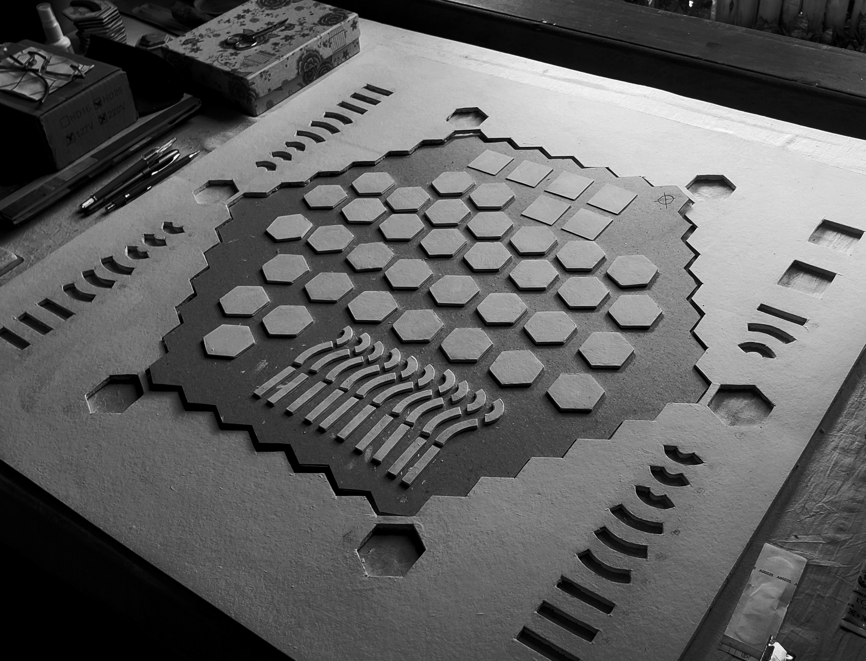 Maquete II — 0.80m x 0.80m x 0.05m Materiais: MDF Papelão Paraná Aço Cuerina. Acrílicos. Papel de seda Enduido Laca — Fabio Crisanti